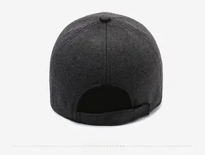 Vue arrière d'une casquette d'hiver grise épaisse avec sangle réglable et coutures
