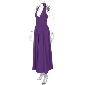 Nahaufnahme des lila Neckholder-Jumpsuits mit tiefem V-Ausschnitt und glatter Stoffstruktur