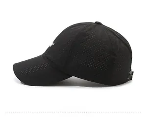 Détail des trous en maille découpés au laser et vue latérale de la casquette sport noire
