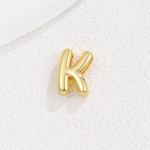 Makroaufnahme von 3D-Puffy-Ballon-Anhänger Goldener Buchstabe K mit poliertem Finish
