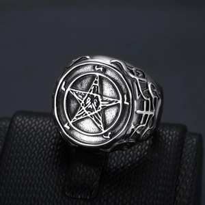 Vue macro d'une bague hexagramme en acier inoxydable rétro avec gravures punk gothiques