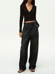 Top aderente con scollo a V profondo e maniche lunghe con jeans larghi a vita alta