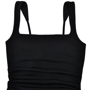 Détail d'une robe de soirée noire dos nu avec tissu froncé et larges bretelles