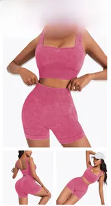 Detailweergave van de roze gewassen naadloze yogaset met sportbeha en korte broek