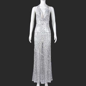 Détail des paillettes argentées sur une robe de soirée dos nu et licou sur mannequin