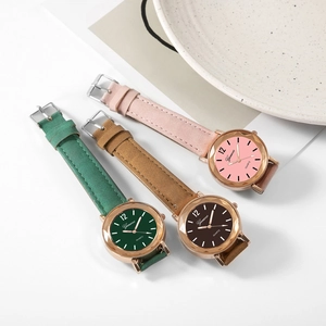 Vue détaillée de montres à quartz pour femmes avec verre facetté et bracelet en cuir