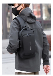 Vue détaillée du sac de poitrine antivol avec serrure à code et logo de mode