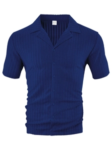 Vue détaillée d'une chemise bleu marine à manches courtes montrant le tissu texturé