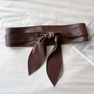 Vue détaillée d'une large ceinture corset en cuir PU marron foncé avec un grand nœud