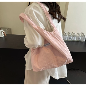 Rosafarbene Falten-Schultertasche mit KISS YOURSELF Webetikett getragen am Model
