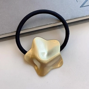 Zwart elastisch haarelastiekje met grote gouden metalen ster in golftextuur
