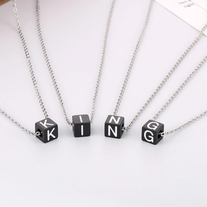 Ensemble de colliers à pendentifs cubes en titane formant le mot KING en argent