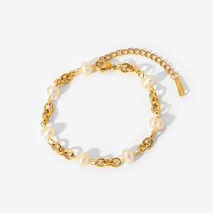Goldenes Edelstahl-Kettenarmband mit unregelmäßigen weißen Perlen und Karabinerverschluss