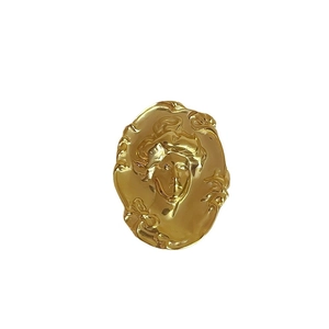 Broche portrait de femme style Art Nouveau en métal doré avec texture mate vintage