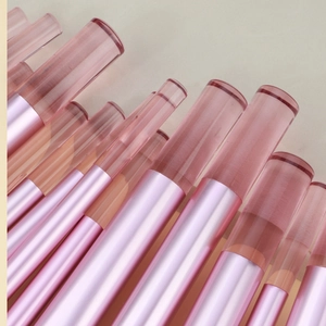 Kit de pinceaux de maquillage roses avec embouts métalliques vus en gros plan détaillé