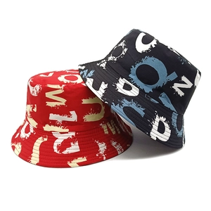 Chapeaux bobs avec imprimé graffiti en rouge et noir avec des lettres pour un style urbain
