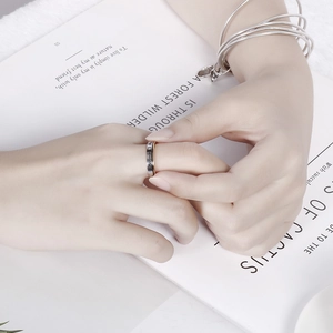 Bague en acier titane argenté gravée Forever et zircons avec de minces bracelets