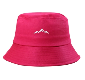 Détail du bob rose fuchsia avec broderie blanche de sommet de montagne sur le devant