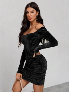 Vestido de fiesta ajustado en terciopelo negro con hombros caídos y fruncidos