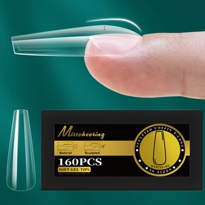 Détail macro des faux ongles cercueil extra longs en gel souple montrant la courbure