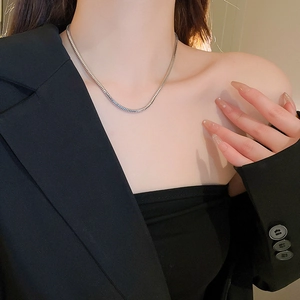 Nahaufnahme der minimalistischen silbernen Schlangenkette getragen von einem Model