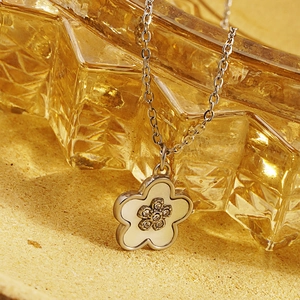 Collier élégant en acier inoxydable argenté avec pendentif fleur en nacre et cristaux