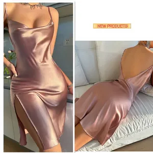 Camicia da notte in raso champagne con spalline sottili e spacco laterale per la casa