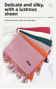 Gros plan d'écharpes épaisses aspect cachemire multicolores avec pompons élégants
