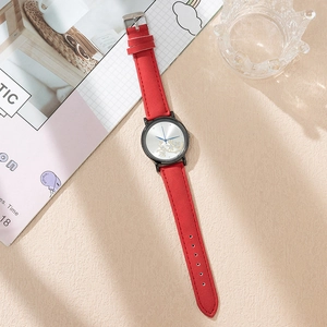 Montre quartz femme élégante avec bracelet en daim rouge et motif d'oiseau doré sur cadran