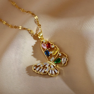Chic collier papillon plaqué or avec pierres en zircone colorées sur fond de soie