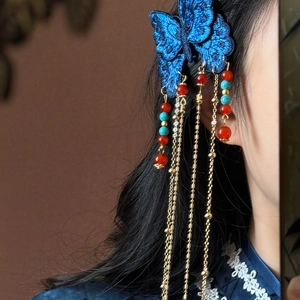 Pince à cheveux papillon brodée bleue avec glands dorés et perles de style ethnique