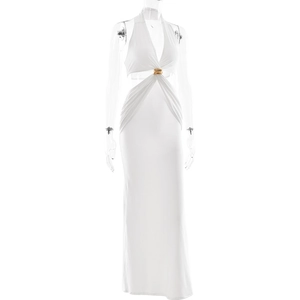Détail d'une robe longue blanche avec découpes à la taille et anneaux métalliques dorés