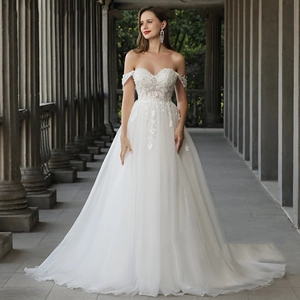 Robe de mariée trapèze blanche élégante avec dentelle florale et une longue traîne