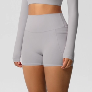 Détail du short de yoga taille haute avec poche latérale et tissu élastique brossé doux