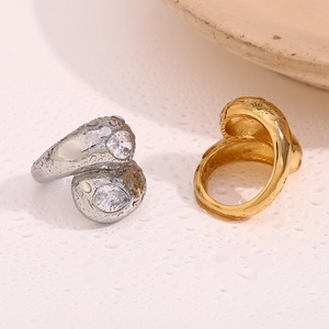Détail des bagues serpent or et argent avec gouttes d'eau et zircon en forme de larme