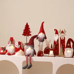 Gnomes de Noël rouges et figurines de Père Noël en bois avec LED sur présentoir blanc