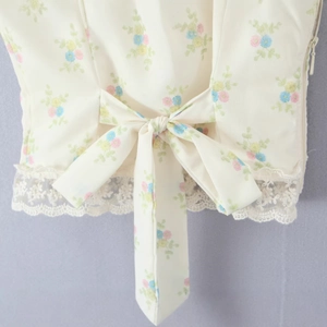 Haut floral de style français avec grand nœud au dos et bordure en dentelle blanche