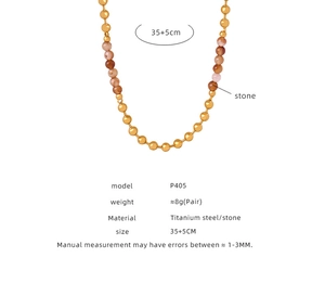 Dettaglio della collana in acciaio al titanio dorato con pietre naturali e misure