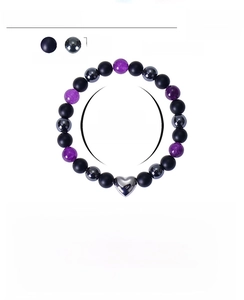Detail von 8mm matten schwarzen Achatperlen und lila Kristallarmband mit Herzanhänger