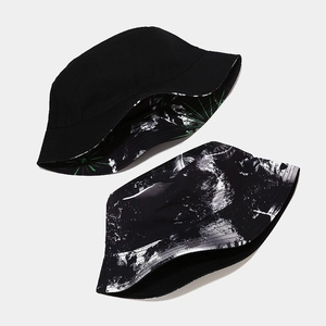 Chapeau bob réversible avec côté noir uni et motifs abstraits de vache tendance
