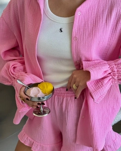 Détail de l'ensemble rose en mousseline avec chemise longue et short à bords ondulés