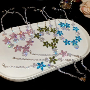 Vue détaillée des parures bijoux fleur en zircon rose, vert et bleu avec cristaux fins
