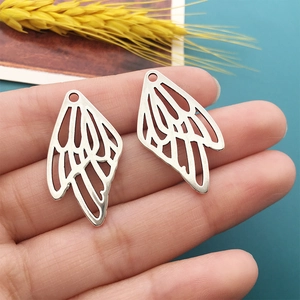 Makroansicht der silbernen Libellenflügel-Anhänger aus Legierung für DIY-Schmuck