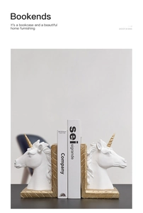 Gros plan détaillé d'une paire de serre-livres licorne blanc et or avec finition dorée