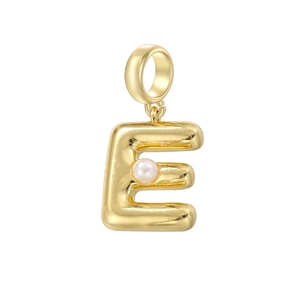Détail macro d'un pendentif lettre E doré avec une perle blanche centrale sertie
