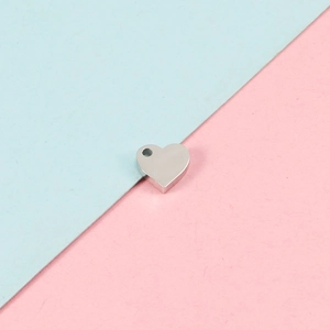 Detail van kleine roestvrijstalen hartjes hangers met gaatje voor DIY sieraden maken