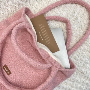 Dettaglio macro della borsa tote in pile rosa con fodera interna ed etichetta in pelle
