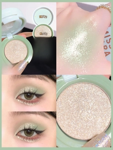 Détails de fards à paupières vert menthe et forêt avec paillettes couleur champagne