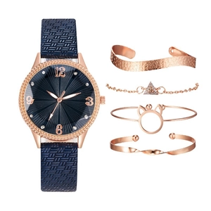Dettaglio del set orologio oro rosa con ghiera di cristalli e quattro bracciali moda
