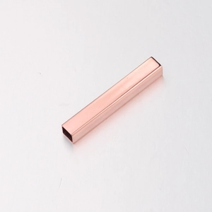 Dettaglio del ciondolo retrattile in oro rosa con superficie metallica liscia